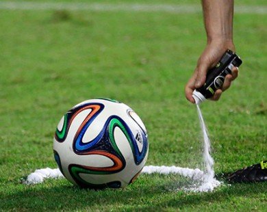 Trọng tài V-League sẽ được trang bị bình xịt như World Cup