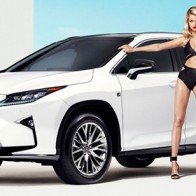 Lexus RX thế hệ mới làm nền cho người mẫu đồ tắm