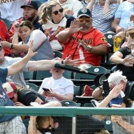 Bức ảnh ông bố đỡ gậy cho con trai thành hiện tượng mạng