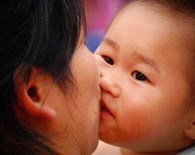 Khi nào thì bố mẹ nên ngừng hôn lên môi con?