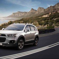 Honda CR-V gọi, Chevrolet Captiva Revv trả lời