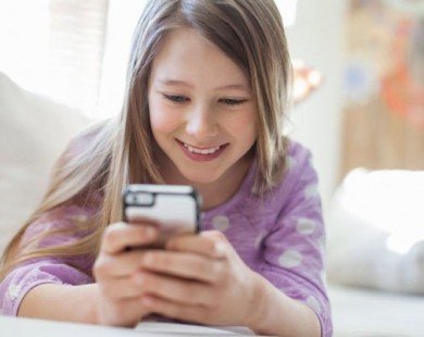 Dạy trẻ phép lịch sự khi sử dụng điện thoại