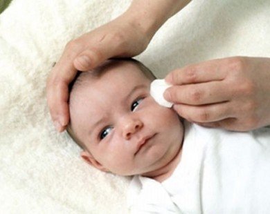 Nhỏ sữa mẹ vào mắt trẻ sơ sinh để chữa bệnh: Mẹ có thể gây mù lòa cho trẻ cả đời