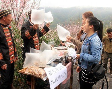 Du khách Trung Quốc mua không khí sạch
