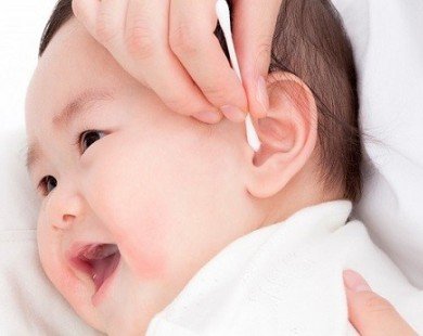 Cha mẹ có nên ngoáy tai cho trẻ hay không?