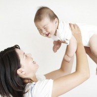 Trẻ sẽ bị tổn thương não vĩnh viễn vì hành động quen thuộc của cha mẹ Việt