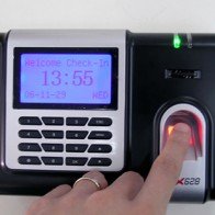 Công ty trừ lương nhân viên đi trễ là trái luật, người lao động phải biết