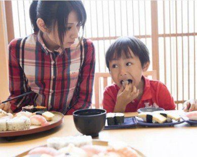 Ông bố Nhật chữa thói xấu khi ăn của con chỉ bằng một câu nói