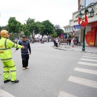 Đi bộ như thế nào để không vi phạm luật giao thông?