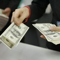 Siết tín dụng ngoại tệ: Gửi, vay đều tìm cửa lách