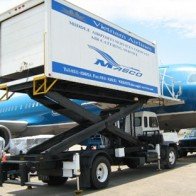 Vì sao hàng không vẫn giữ giá khi giá xăng dầu giảm?