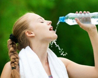 Bạn đã biết cách bù nước cho cơ thể trong ngày nắng