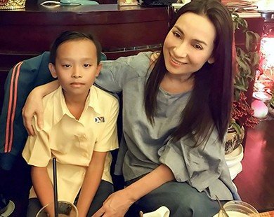 Phi Nhung tài trợ học phí cho cậu bé thi Vietnam Idol Kids