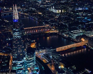Ngắm thủ đô nước Anh đẹp lung linh về đêm từ trên cao