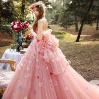 Váy cưới lộng lẫy biến cô dâu thành công chúa