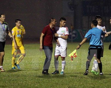 Cận cảnh quả penalty tranh cãi ở trận FLC Thanh Hóa - SLNA