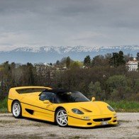 "Ngựa già" Ferrari F50 nóng bỏng với bộ áo vàng rực
