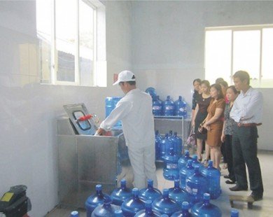 Hà Nội: Điểm mặt 10 cơ sở sản xuất nước uống đóng chai không đạt chuẩn