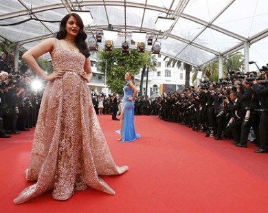Những trang phục đẹp mê hồn của đệ nhất hoa hậu ở LHP Cannes 2016