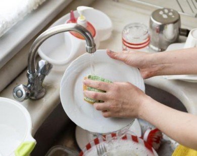 3 cách làm nước rửa chén rẻ tiền, sạch bong, không hóa chất