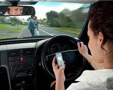 Sử dụng điện thoại khi lái xe ô tô có thể bị phạt đến 800 ngàn đồng