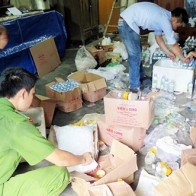 Phát hiện cơ sở sản xuất nước đóng chai, nước mắm và giấm giả