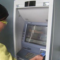 Bị lấy cả chục triệu đồng vì kẹt thẻ ATM