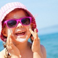 Cho con đeo kính râm mùa hè coi chừng hỏng mắt