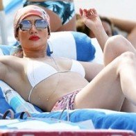 Hè này kết hợp bikini thế nào cho 'chất' như sao ngoại?