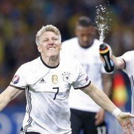 Người Đức phấn khích sau trận thắng nhọc Ukraine