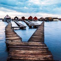 Vẻ đẹp trầm mặc của ngôi làng nổi ở Hungary