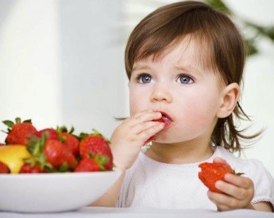 Những kiểu ăn hoa quả rất phổ biến nhưng hóa hại con