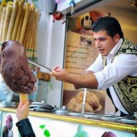 Những món ăn vỉa hè lạ nhất thế giới