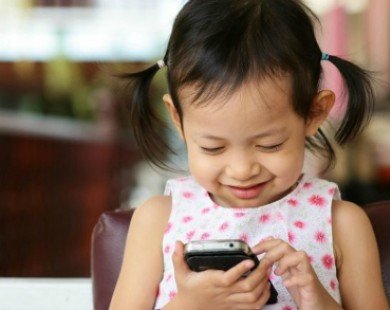 Bác sĩ cảnh báo tác hại khôn lường khi cho trẻ dùng điện thoại và ipad