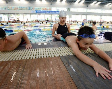 Dạy bơi miễn phí, 10.000 lượt bơi dành tặng trẻ em Hà Nội