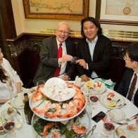 Bữa trưa với Warren Buffett giá gần 3,5 triệu USD