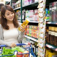 Người tiêu dùng Việt tìm kiếm sản phẩm “đáng đồng tiền bát gạo'”