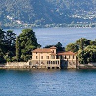 Du khách "phát sốt" với con đường vàng đẹp ngỡ ngàng giữa hồ