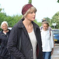 Taylor Swift nổi giận vì bị "ép" khỏa thân trong video nhạc