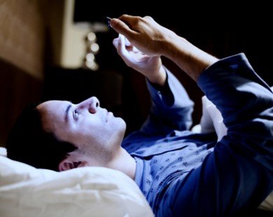 7 nguy hiểm khôn lường nếu sử dụng điện thoại vào ban đêm