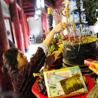 Mang giấy báo dự thi dâng cùng lễ vật khấn vái cầu may