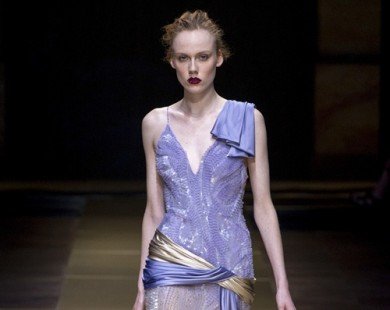 Irina Shayk siêu quyến rũ trong thiết kế của Versace