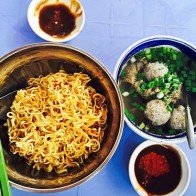 Quán mì bò viên ở vỉa hè Sài Gòn níu chân du khách