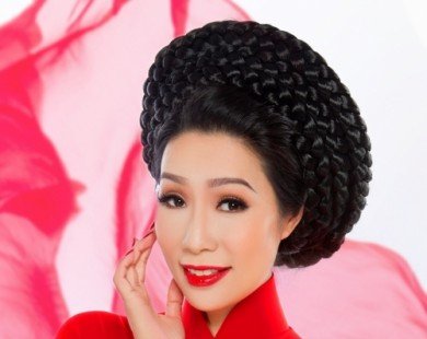 Á hậu Trịnh Kim Chi đẹp kiêu sa với áo dài
