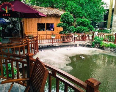 Thưởng thức cafe bên hồ với Sông Hồng resort