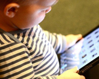 Dỗ con bằng điện thoại, iPad là đánh mất cơ hội phát triển của trẻ