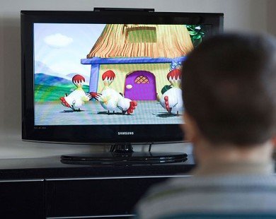 Hậu họa khôn lường khi cho trẻ xem TV nhiều