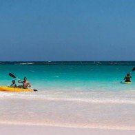 Sự thật về bãi biển cát hồng đẹp như mơ ở Bahamas