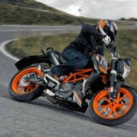 2017 KTM 125 Duke bắt gặp “trần trụi” thử nghiệm