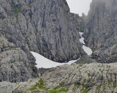 Khám phá đường hầm tuyết trên núi cao nhất Scotland